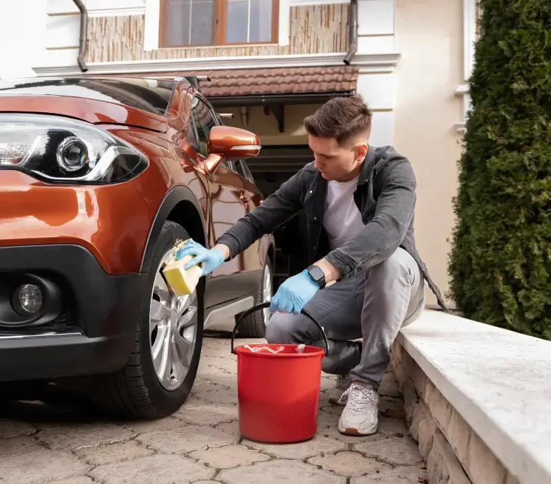 Lavage auto à domicile Tillières-sur-Avre : professionnel intervenant sur un véhicule